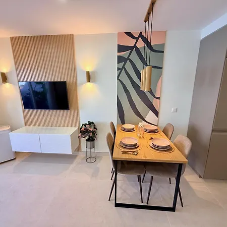 Sunny Escapes, Newly Renovated - Playa De Americas 아파트 플라야데라스아메리카스
